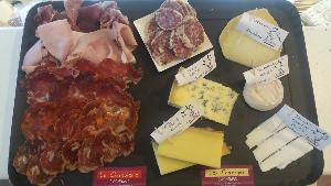 Plateau apéro fromages et charcuteries 54€